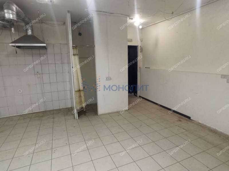 помещение под офис, торговую площадь на улице Героя Советского Союза Усилова