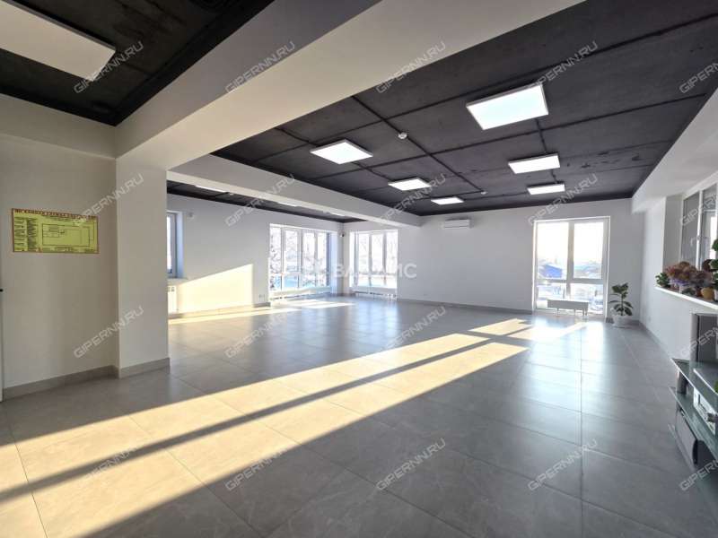 здание под офис, торговую площадь на улице Ларина