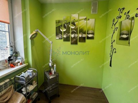 4-komnatnaya-ul-vyatskaya-d-4 фото