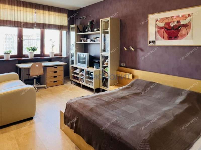 трёхкомнатная квартира на улице Короленко дом 19б