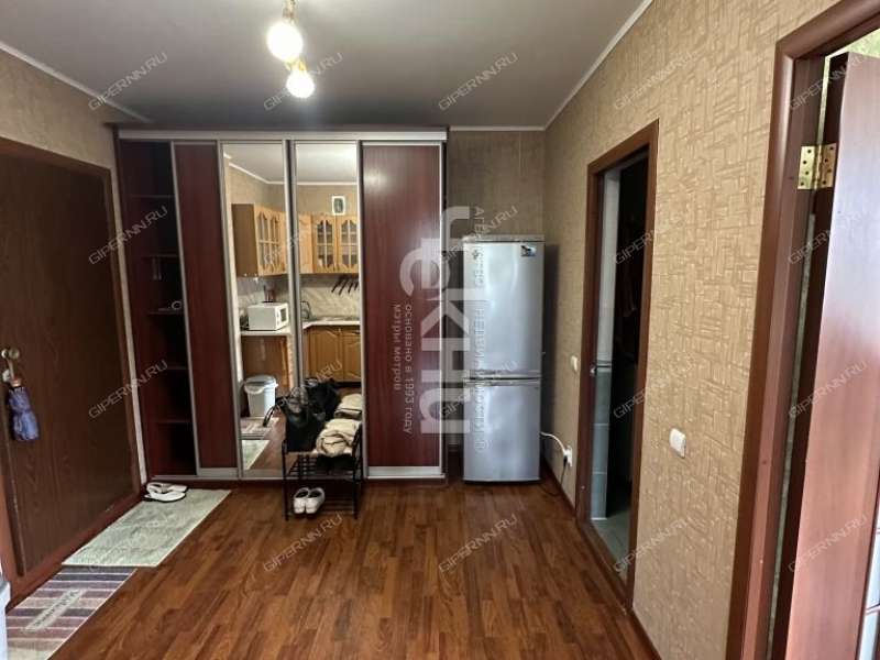 двухкомнатная квартира на улице Александра Хохлова дом 1