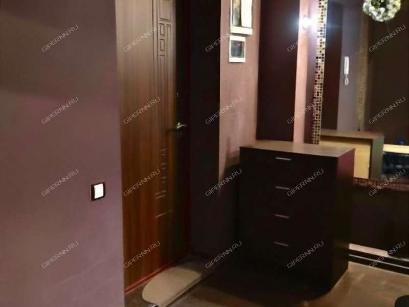 трёхкомнатная квартира на улице Александра Хохлова дом 1