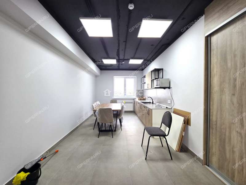 здание под офис, торговую площадь на улице Ларина