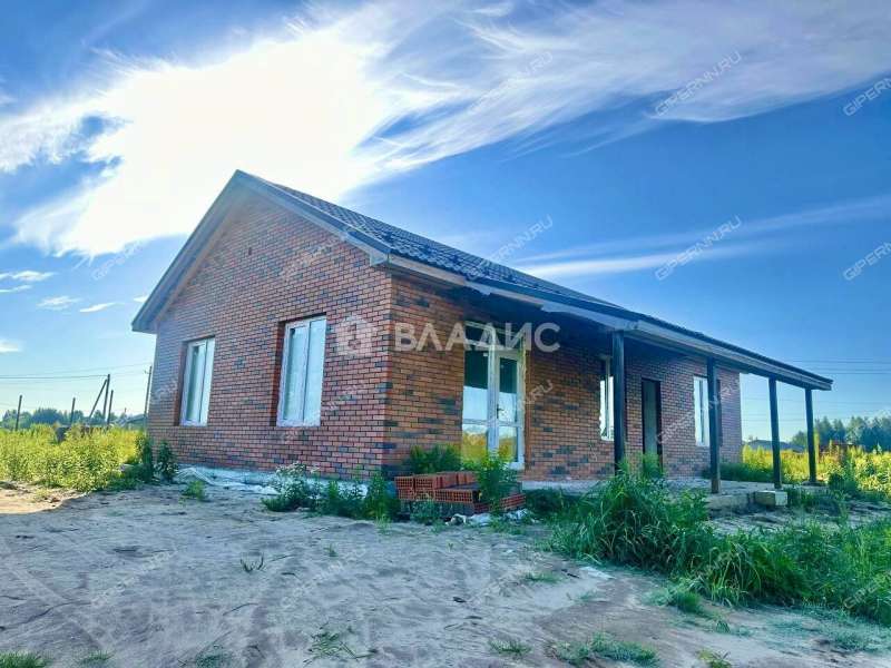 дом на улице Защитников Отечества деревня Каликино