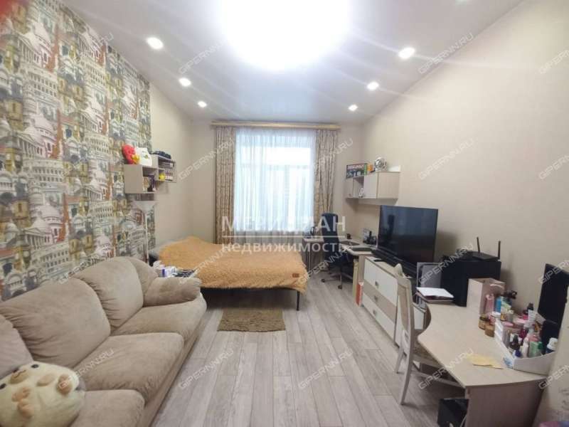 четырёхкомнатная квартира на улице Страж Революции дом 6/3