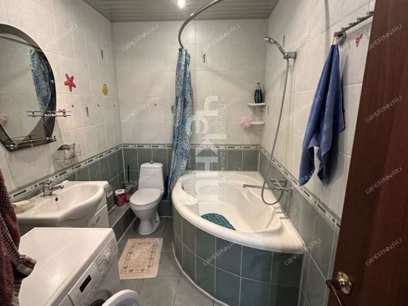 двухкомнатная квартира на улице Александра Хохлова дом 1