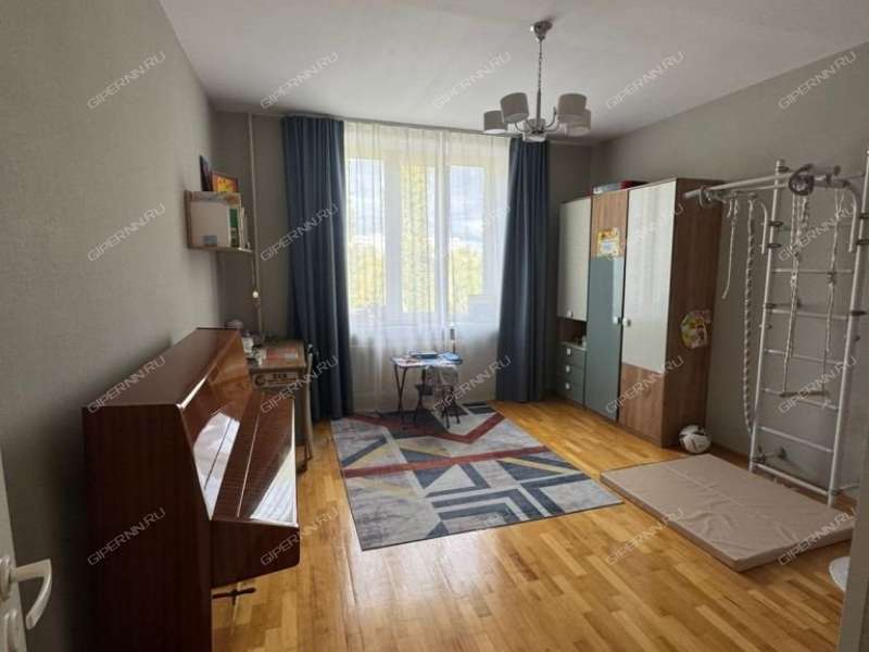 трёхкомнатная квартира на проспекте Кирова дом 6